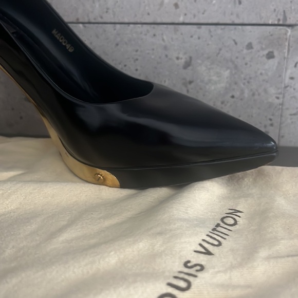 Louis Vuitton Black Glossy Leather Sensual Pumps - Picture 3 of 13